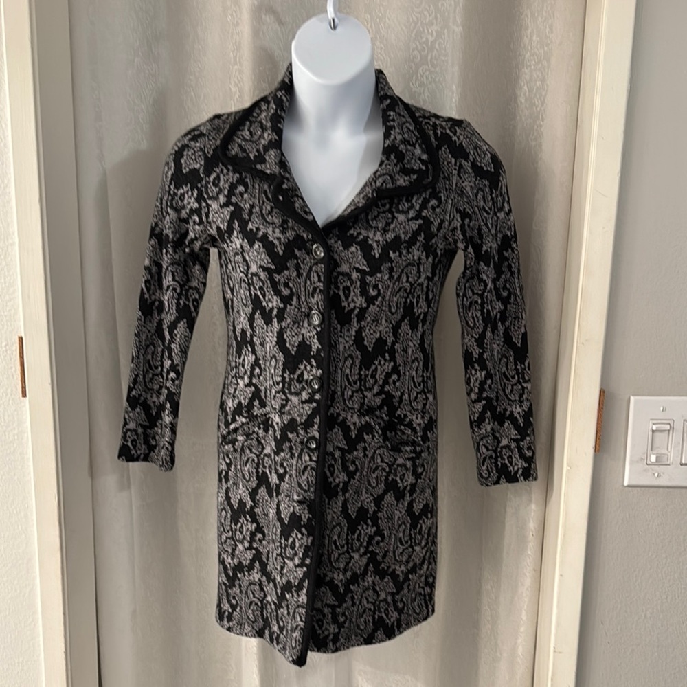 BLACK & GREY DAMASK PATTERN SWEATER JACKET SZ: M
